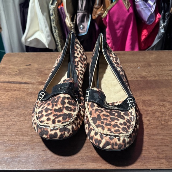 Avon Cushion walk Leopard Print Loafers with Black Accents - Picture 1 of 2
